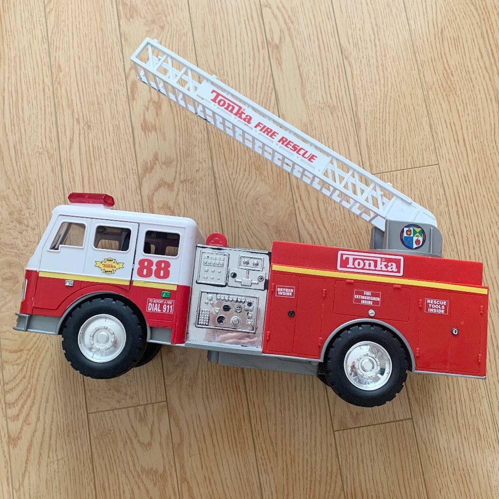 Boy's Tonka Fire Truck Car Toy Ladder Motorized